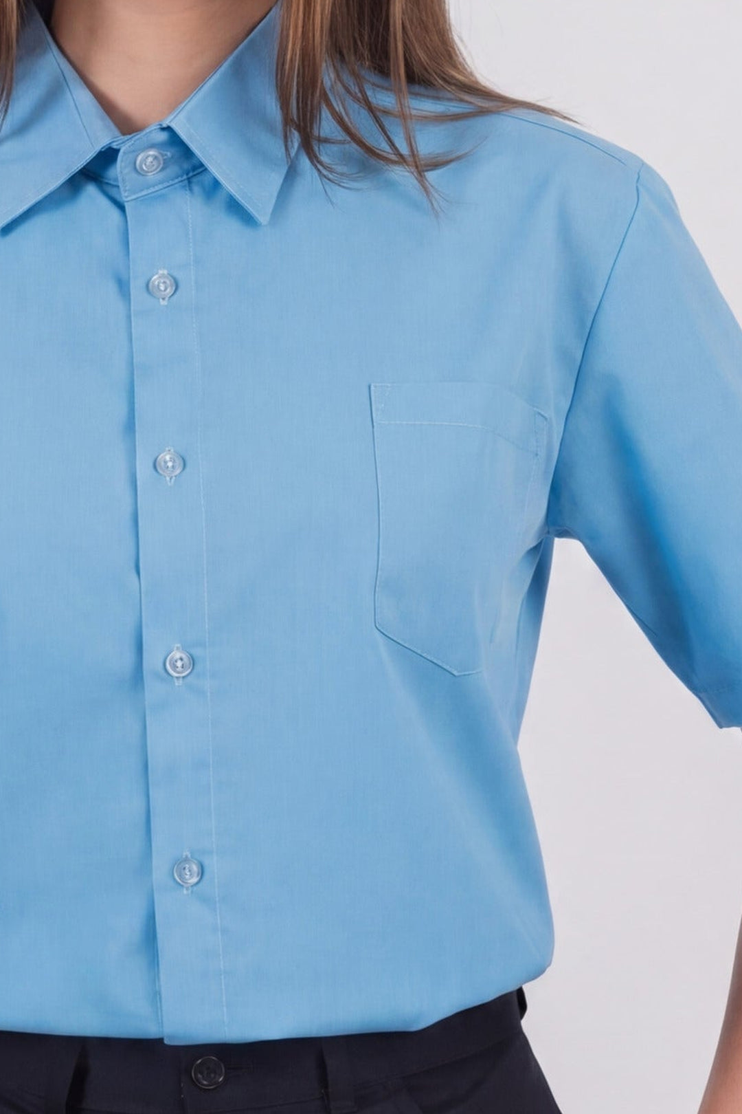 Camisa Escolar · Color: ZC · Detalle del cuello, los botones y el bolsillo 