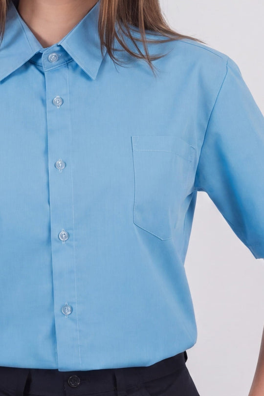Camisa Escolar · Color: ZC · Detalle del cuello, los botones y el bolsillo 