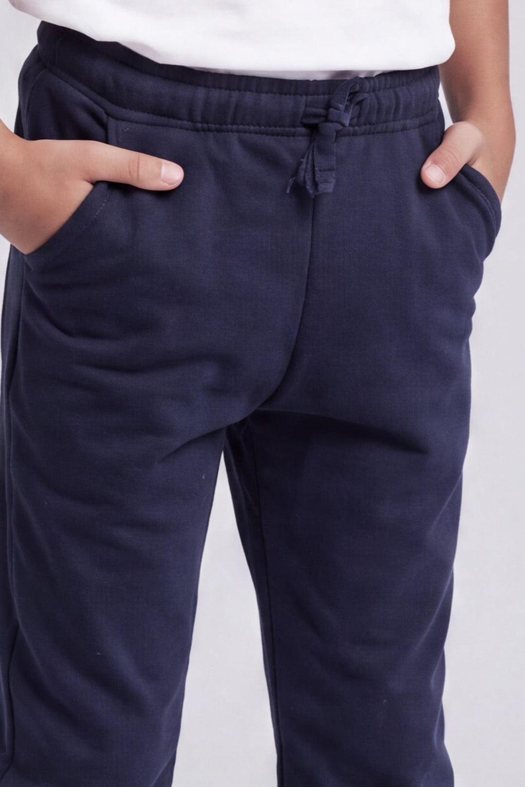 Jogger · Color: ZM · Detalle de pretina, cordón y bolsillos 