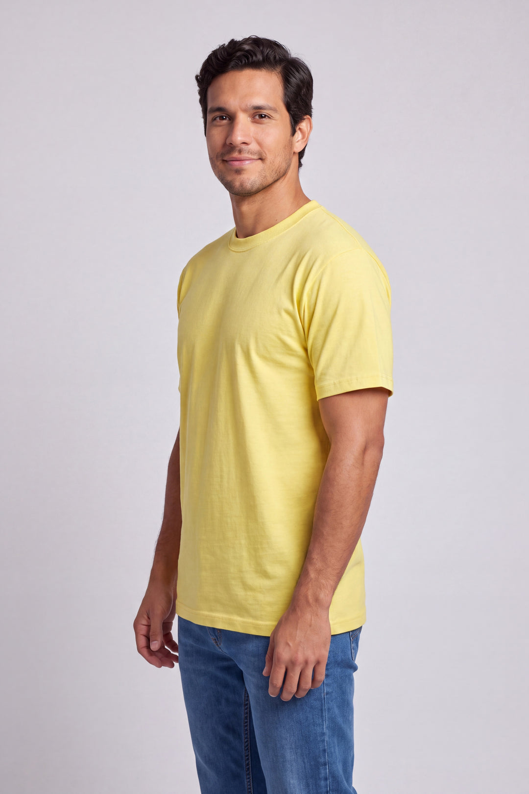 Franela Clásica Cuello O 1300AF — Amarillo Fuerte — vista tres cuartos 
