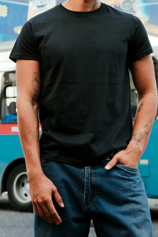 Franela Básica 1355 · Negro · Frontal completa sin rostro 