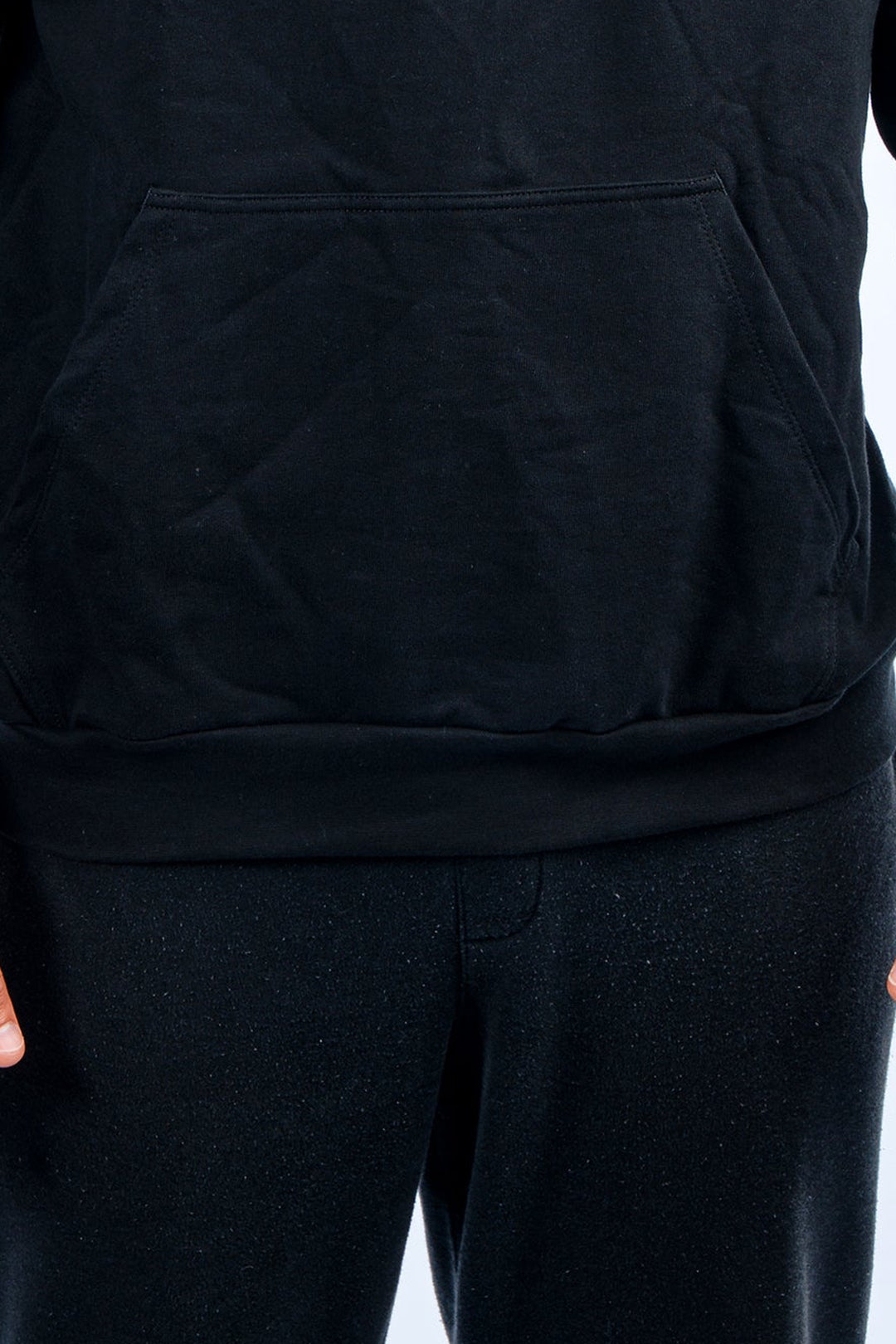 Hoodie Casual · 2922 · Detalle de bolsillo y ruedo 