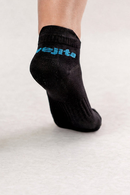 Medias Tobilleras Deportivas 3228 · Color: NG · Detalle del talón, borde y marca 
