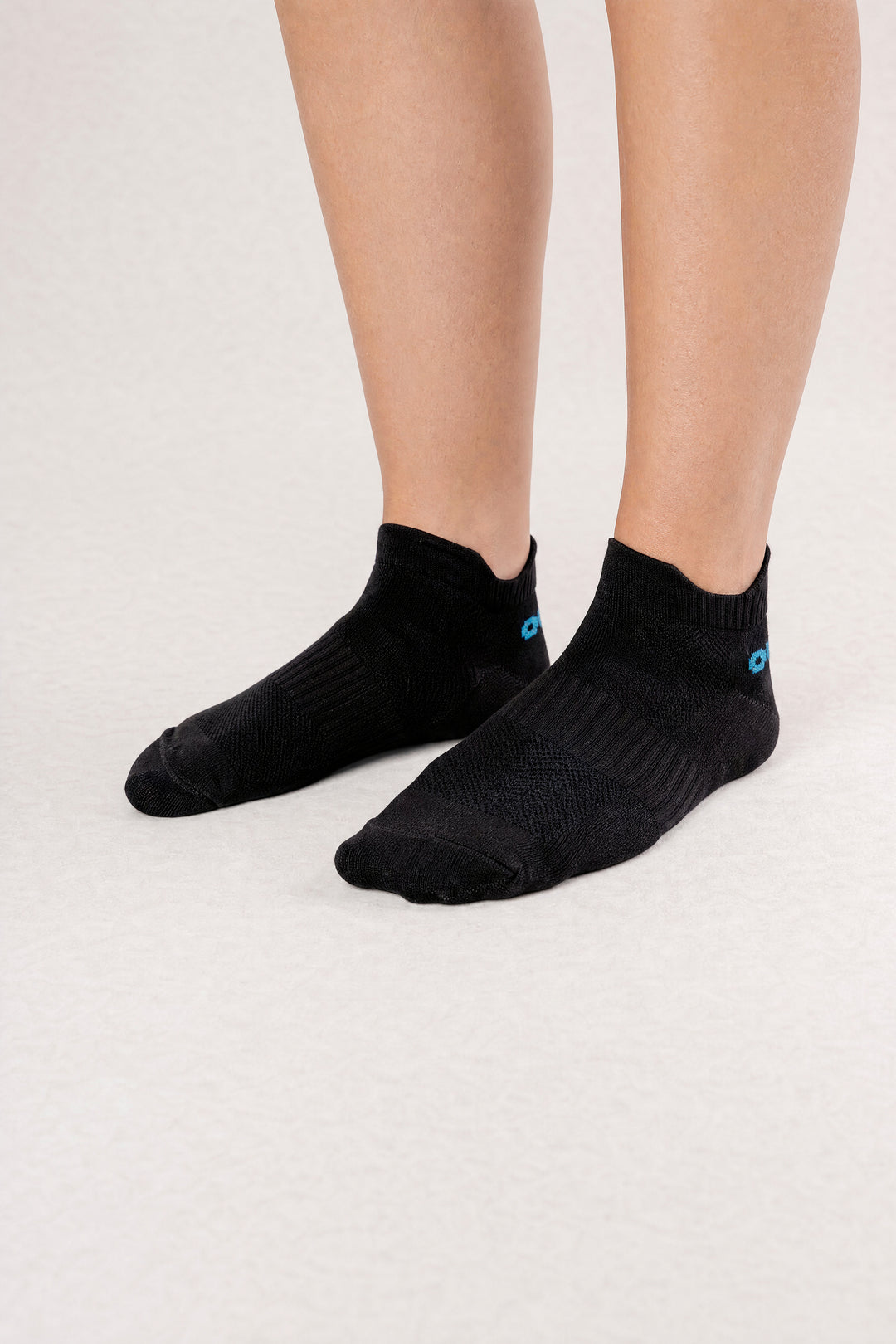 Medias Tobilleras Deportivas 3228 · Color: NG · Frontal principal con ambos pies apoyados #color_ng