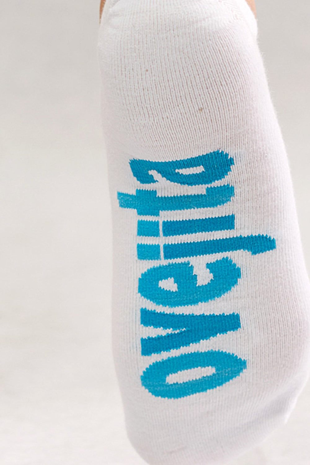 Medias Invisibles Cortas 3232 · Color: BL · Detalle de marca y tejido de planta completa #color_bl