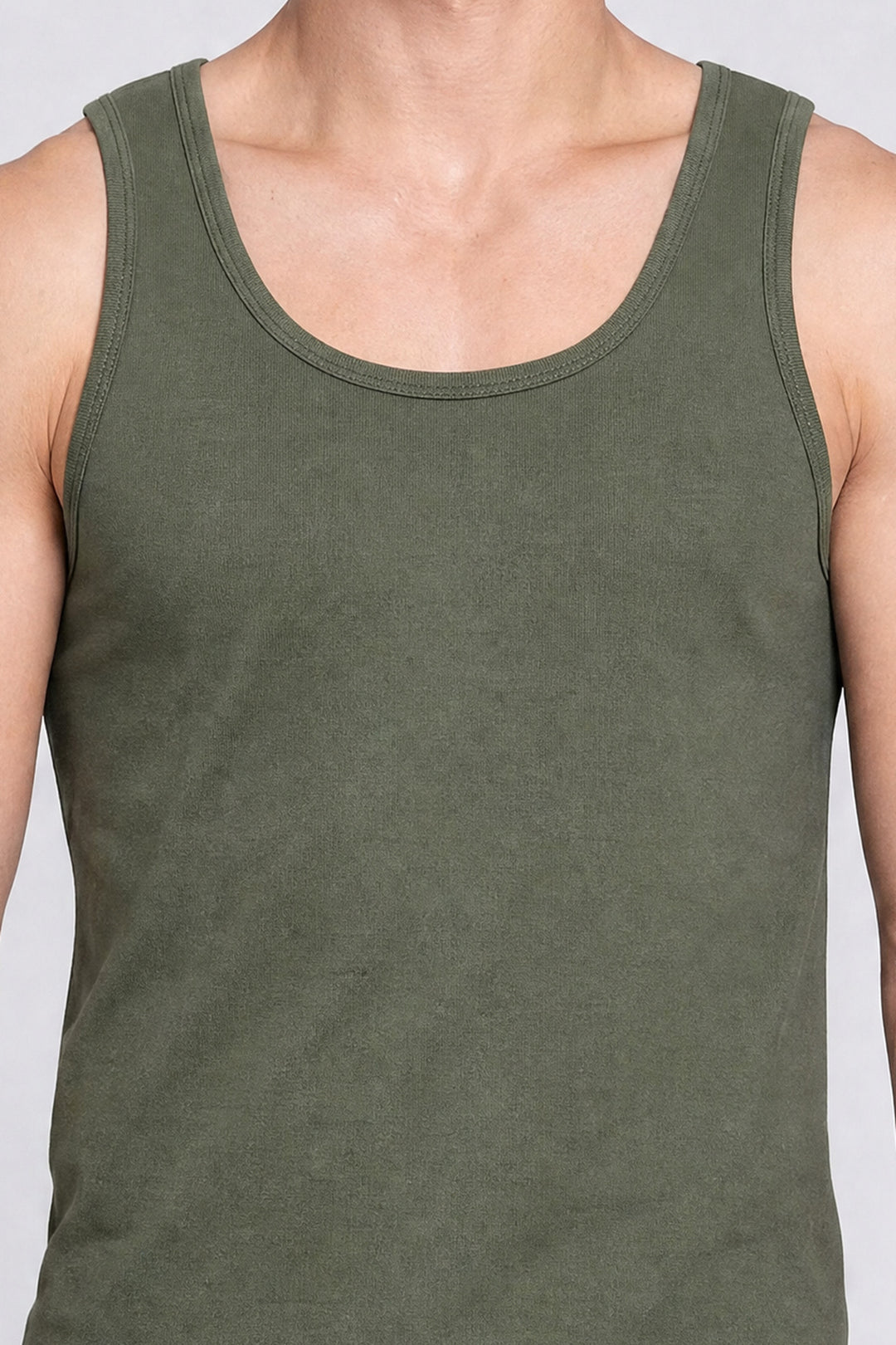 Camiseta Clásica 1100 VO - Detalle cuello y tirantes 