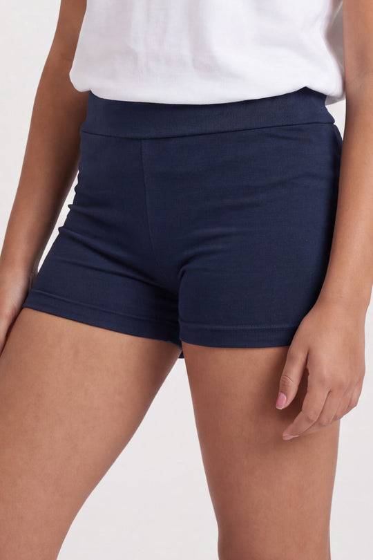 Short Escolar · Color: ZM · Acercamiento de pretina, costuras y dobladillos 