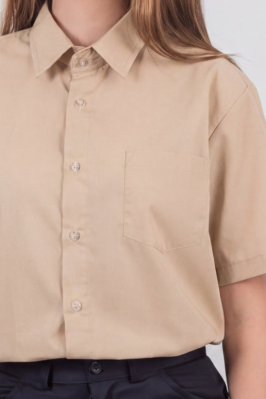 Camisa Escolar · Color: BG · Detalle del cuello, los botones y el bolsillo 