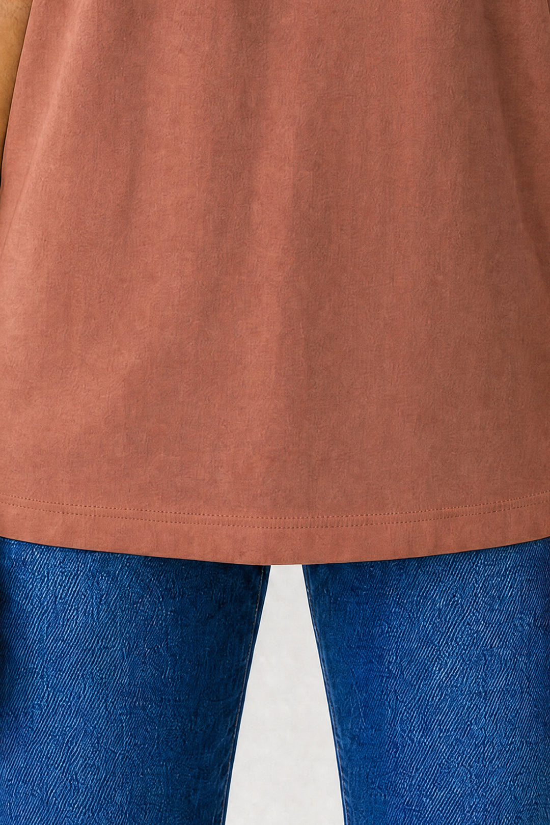 Franela Clásica Cuello O 1300 · Mujer · Color: CO · Detalle de costura del ruedo 