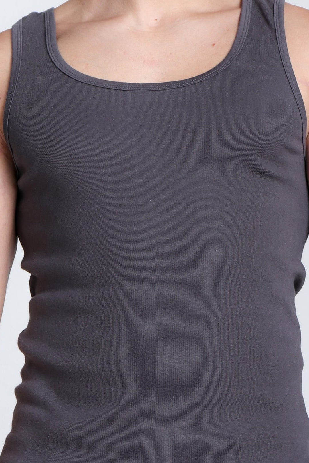 Camiseta Clásica 1100 GO - Detalle de escote, ribetes y tejido 