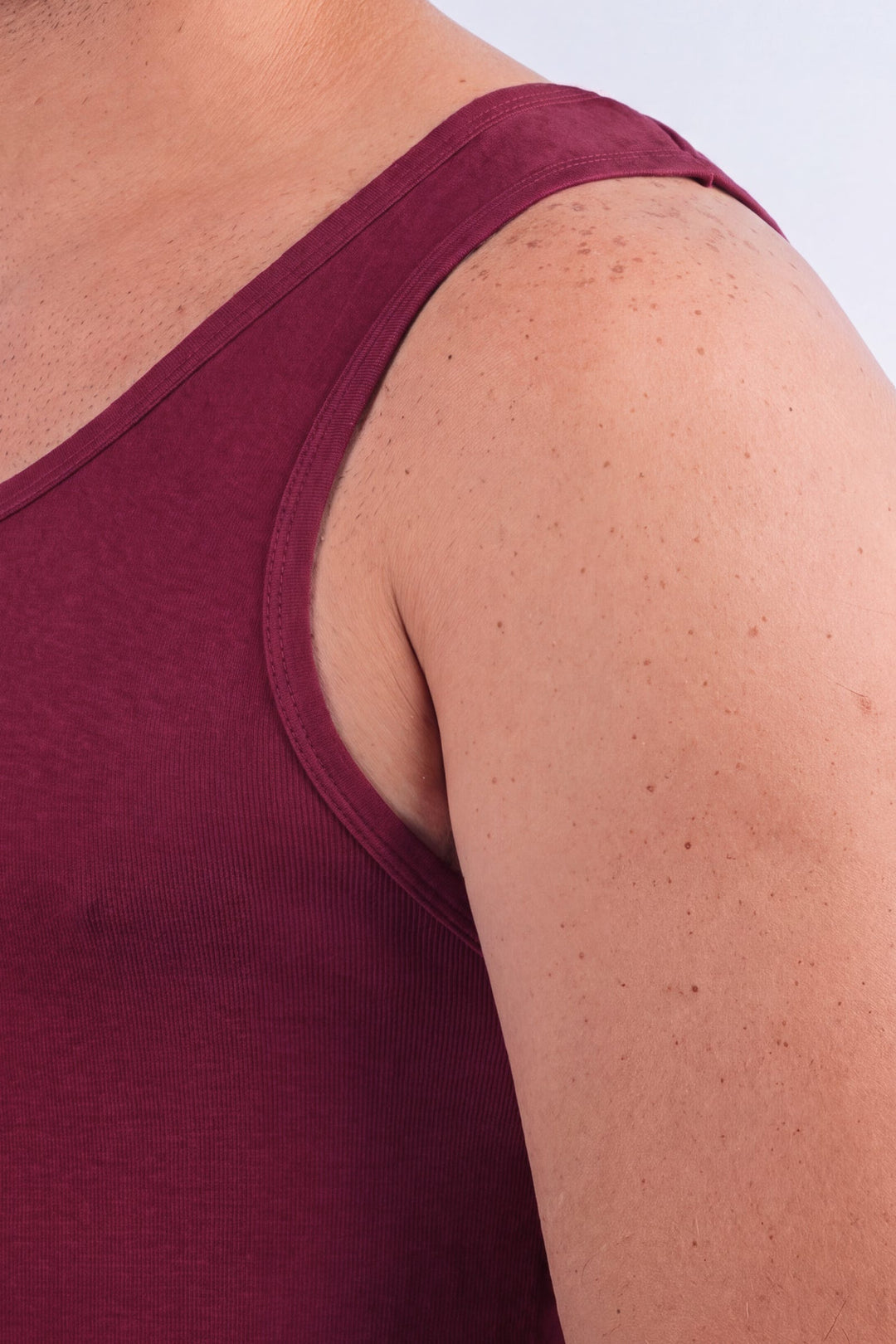 Camiseta Clásica 1100 TE - Detalle cuello y sisa 