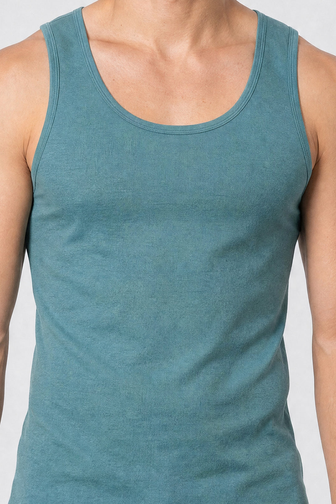 Camiseta Clásica 1100 VS - Detalle cuello y sisas 
