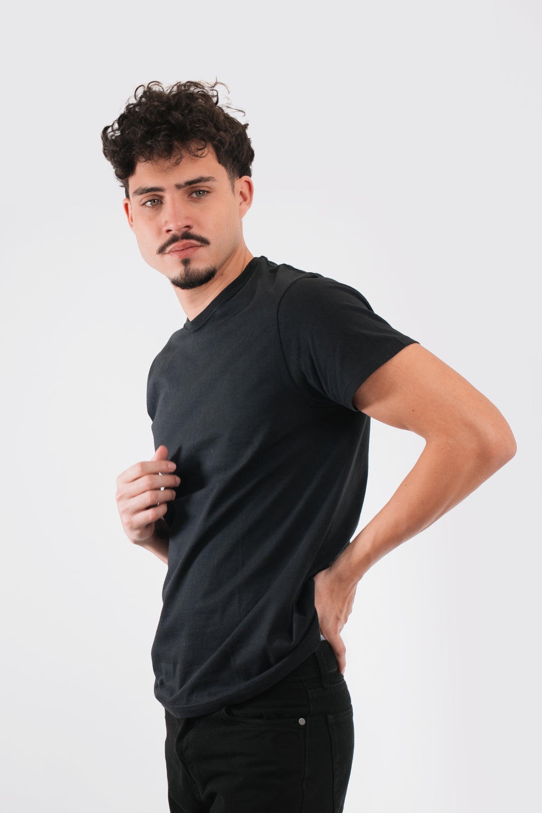 Franela Básica de hombre 1355NG - Negro - Foto 01 