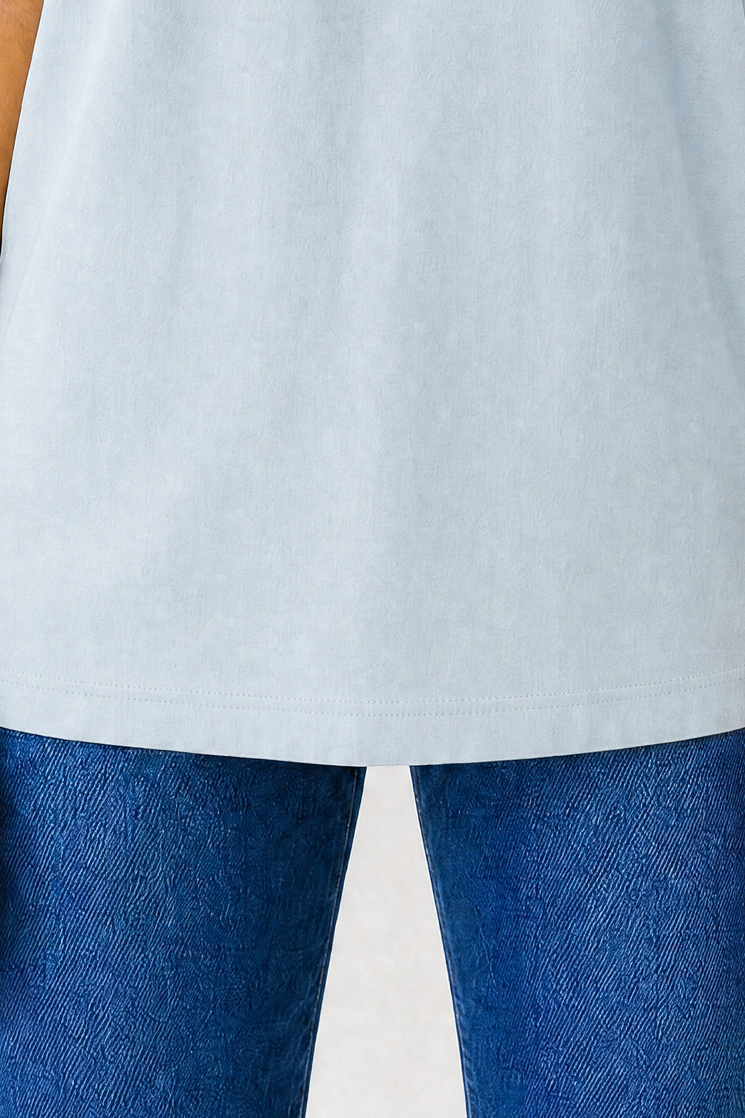 Franela Clásica Cuello O 1300 · Mujer · Color: ZL · Detalle de costura del ruedo 