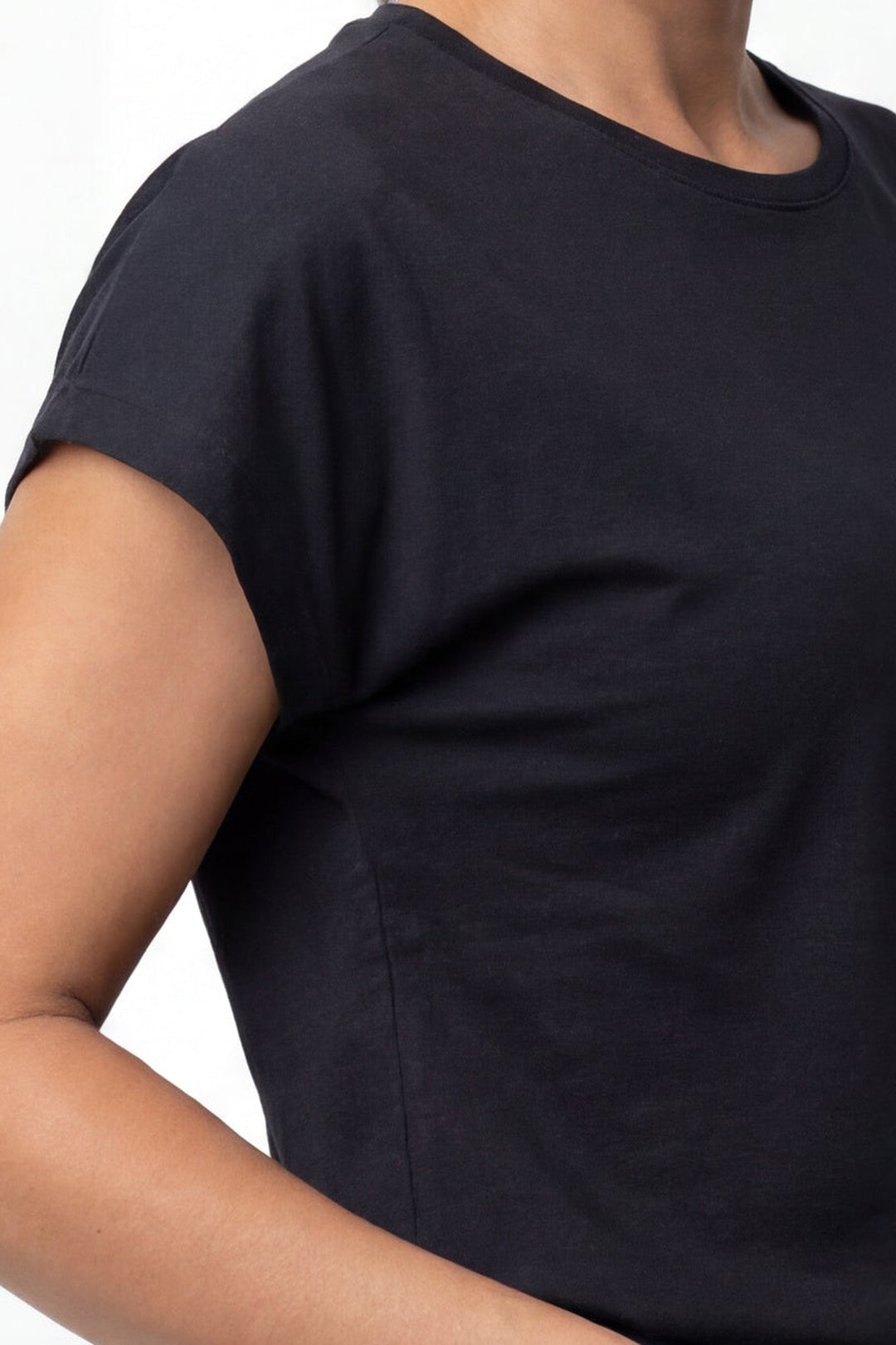 Franela Manila · Color: NG · Detalle del cuello y manga 