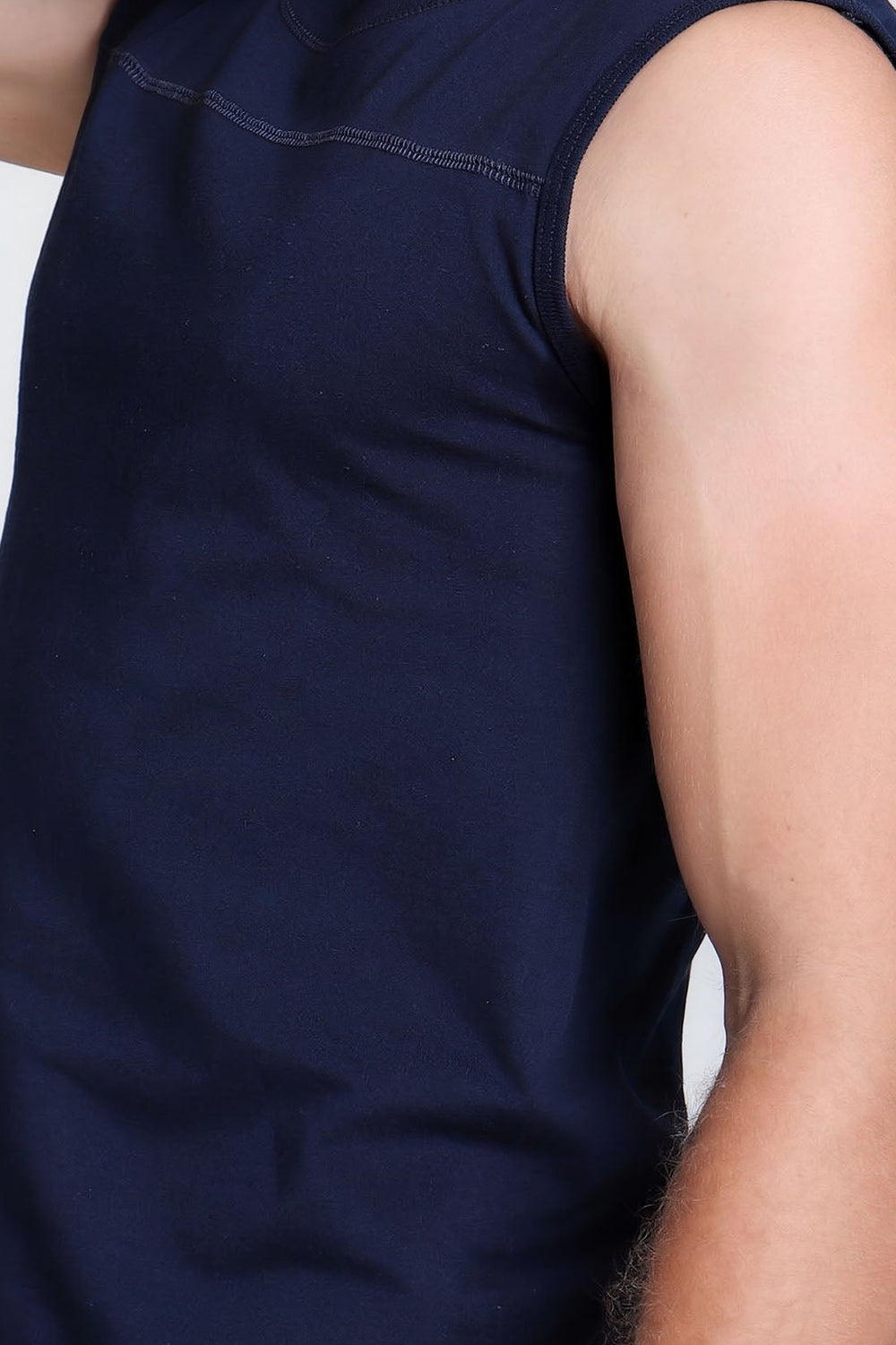 Franela Gym Sin Mangas - Detalle de costura de pecho, sisa y tejido #color_zm